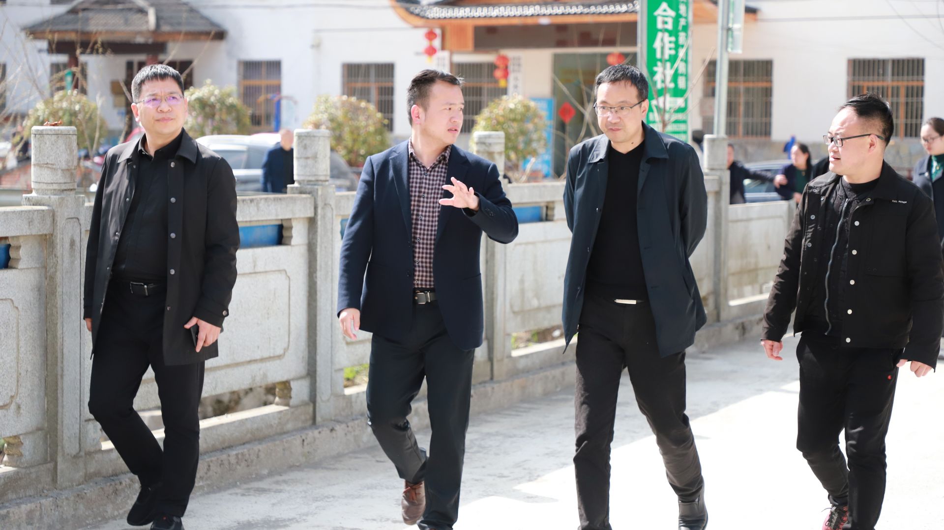 3月18日  市教育局黨組書(shū)記、局長(zhǎng)甘志明 在市教育局駐村幫扶村板橋鎮(zhèn)大木村研討人居環(huán)境治理.JPG.JPG