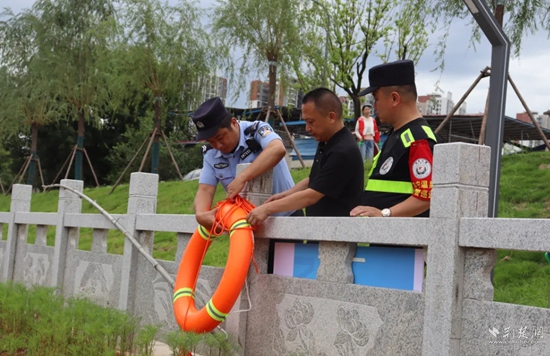 雙鶴派出所民輔警在轄區(qū)重點(diǎn)水域排查隱患，裝配救生工具.jpg
