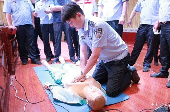7月17日，嘉魚縣公安局治安大隊(duì)會(huì)同縣紅十字會(huì)組織開(kāi)展一線民輔警防溺水急救技能專項(xiàng)培訓(xùn).jpg