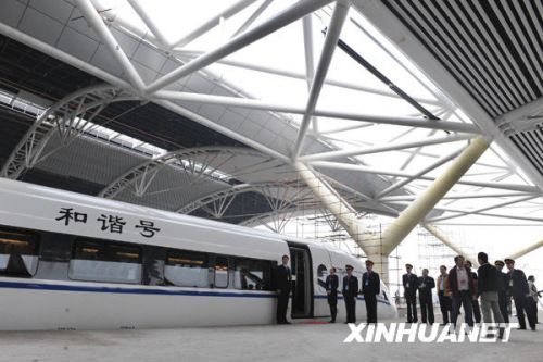 武廣鐵路沿線裁減普通列車被指逼旅客坐高價(jià)車(組圖)